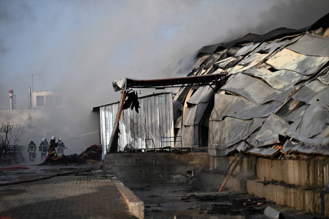 Mobilya fabrikasında yangın faciası: 3 işçi öldü 13